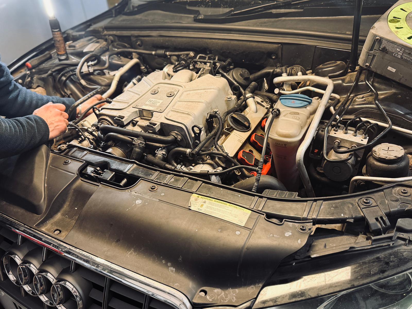 Engine service and repair in workshop